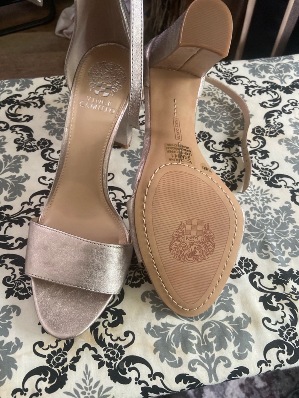 VINCE CAMUTO | Block Heel Pump - Picture 10 of 10